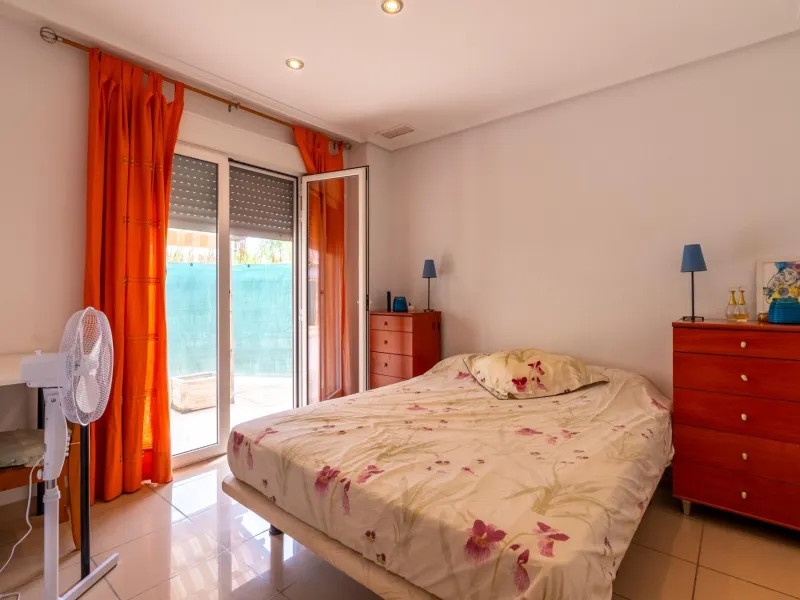 EXCELLENT GROUND FLOOR APARTMENT WITH OWN PLOT IN 100 STEPS FROM THE SEA