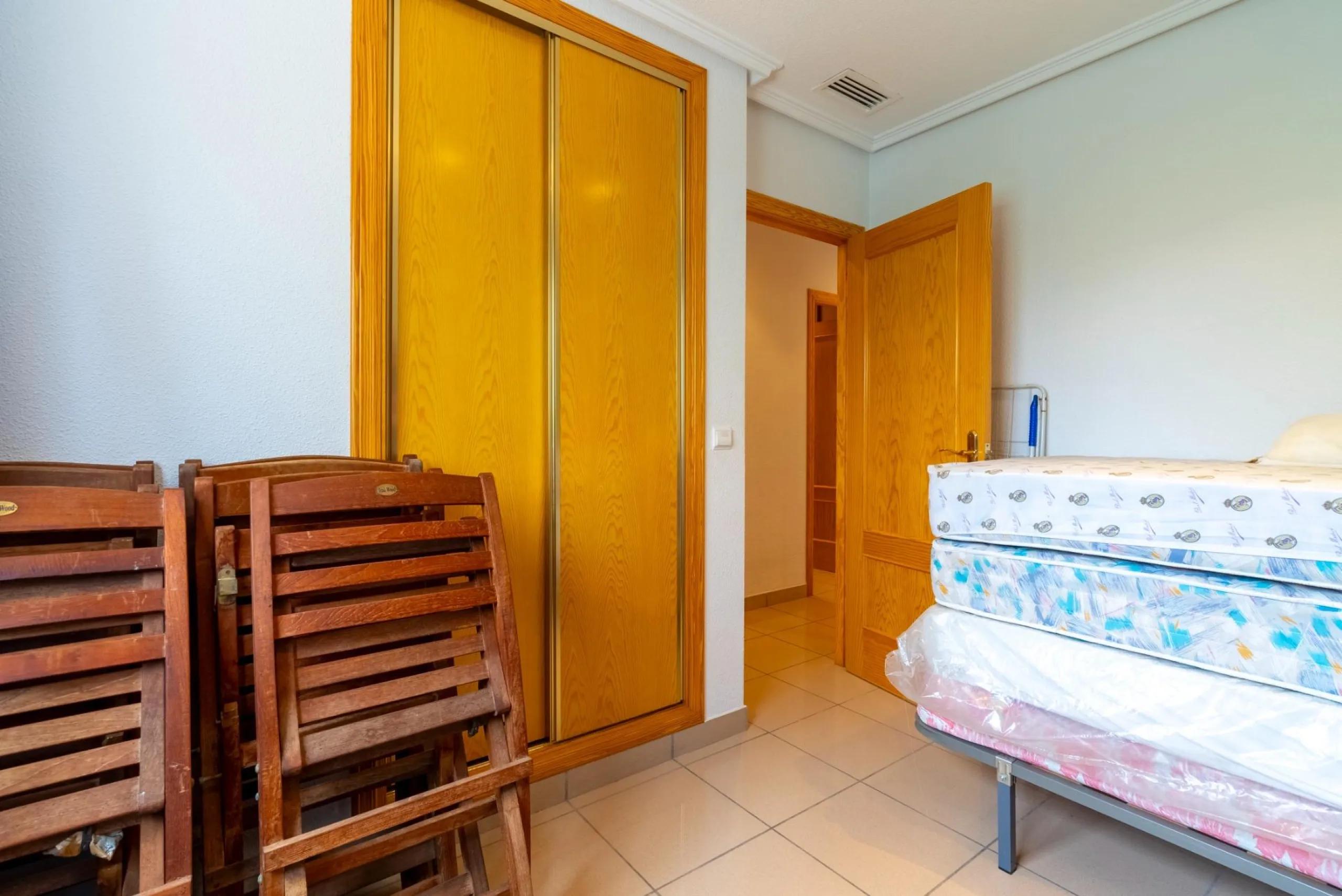 EXCELLENT GROUND FLOOR APARTMENT WITH OWN PLOT IN 100 STEPS FROM THE SEA