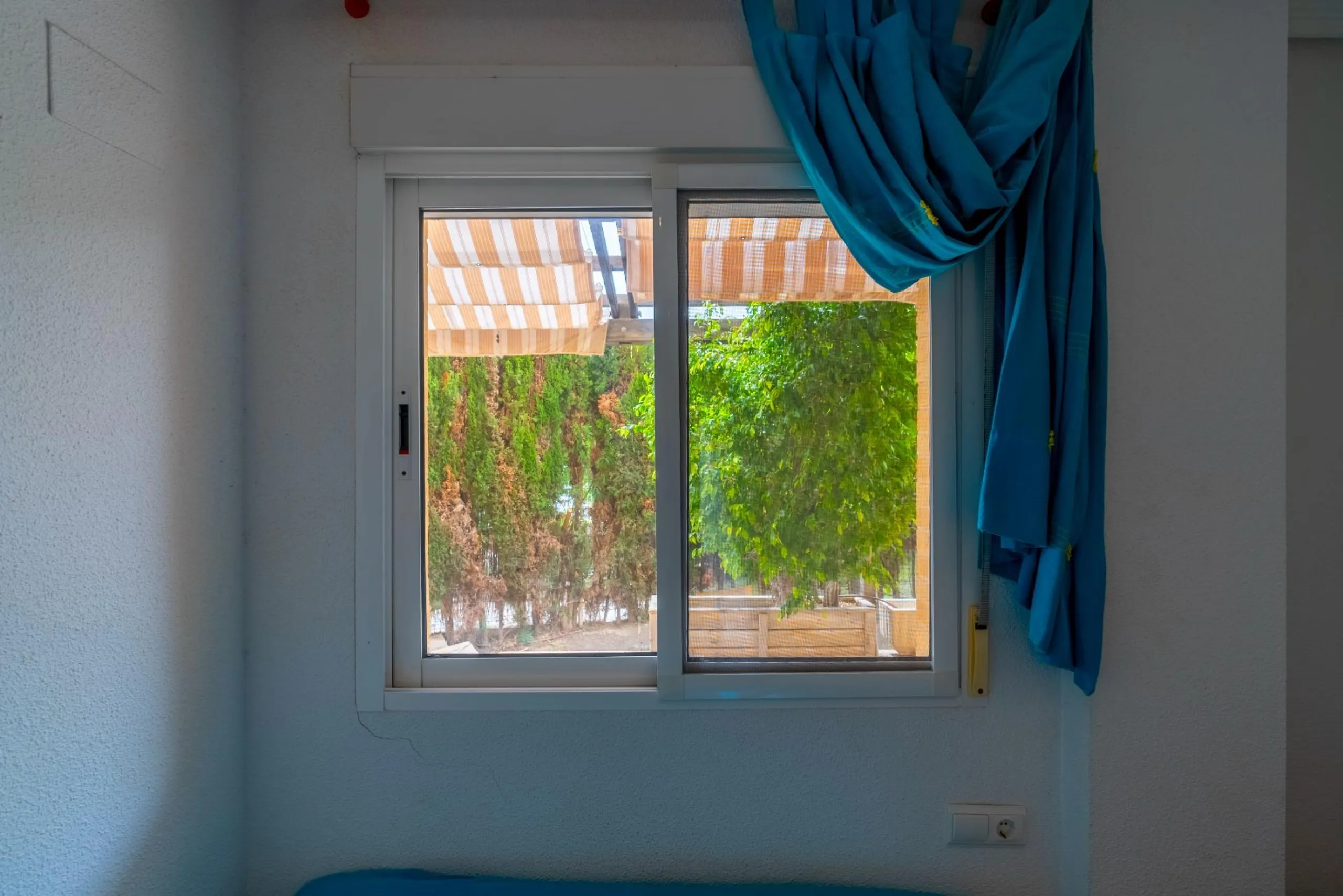 EXCELLENT GROUND FLOOR APARTMENT WITH OWN PLOT IN 100 STEPS FROM THE SEA