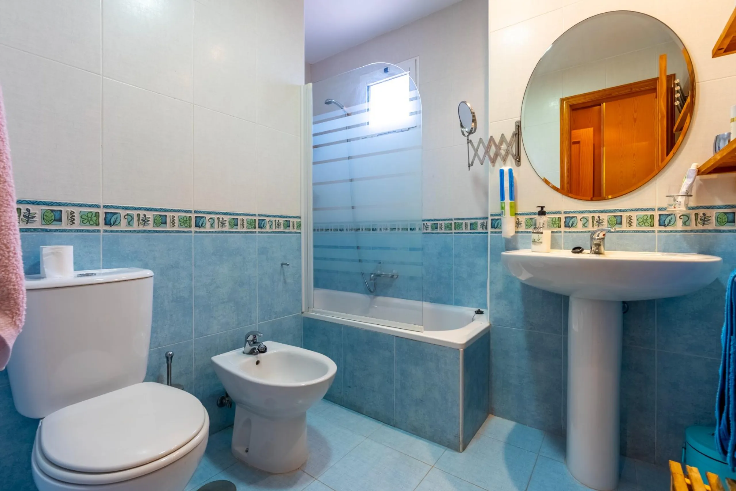 EXCELLENT GROUND FLOOR APARTMENT WITH OWN PLOT IN 100 STEPS FROM THE SEA