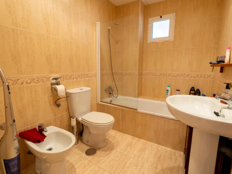 EXCELLENT GROUND FLOOR APARTMENT WITH OWN PLOT IN 100 STEPS FROM THE SEA