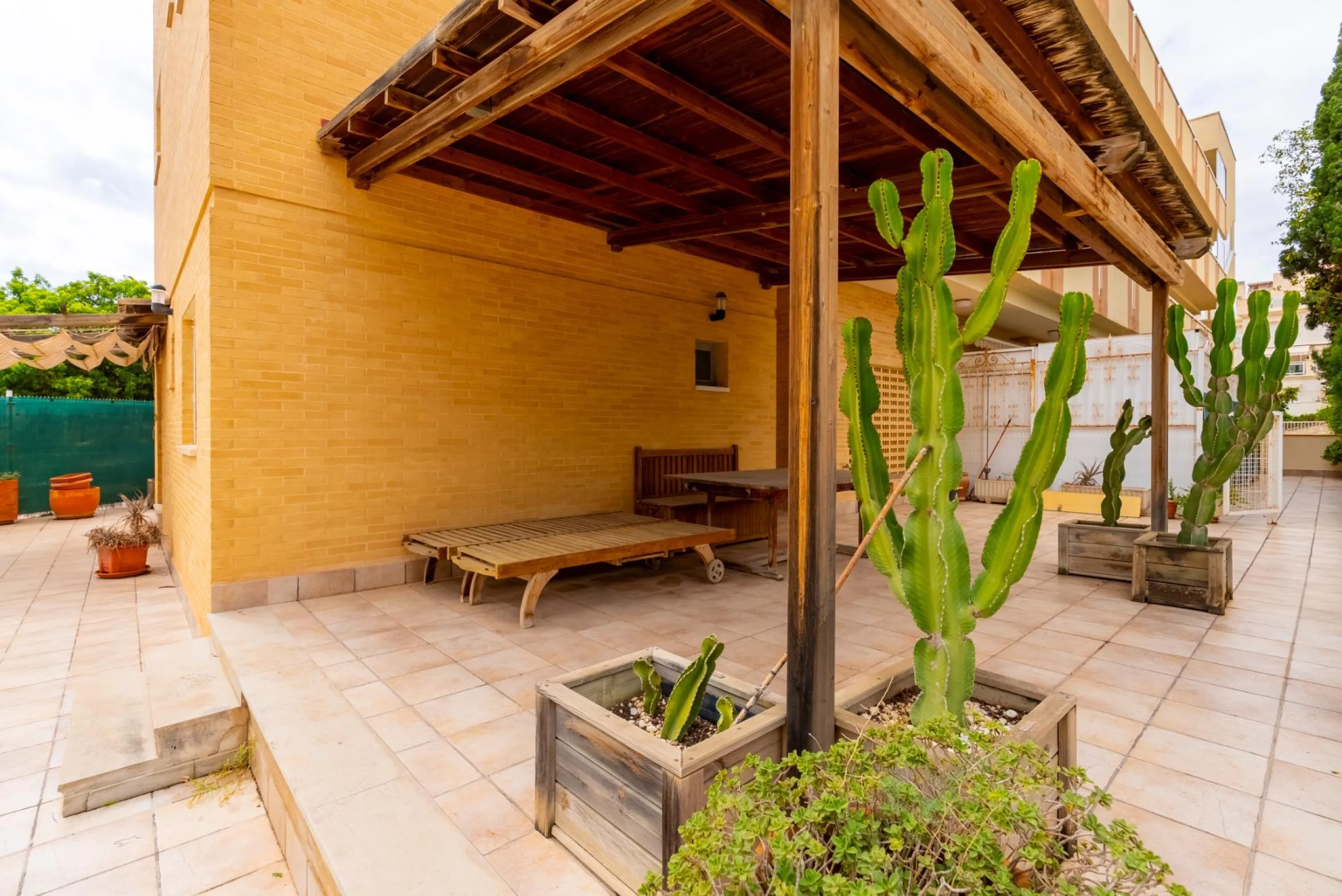 EXCELLENT GROUND FLOOR APARTMENT WITH OWN PLOT IN 100 STEPS FROM THE SEA