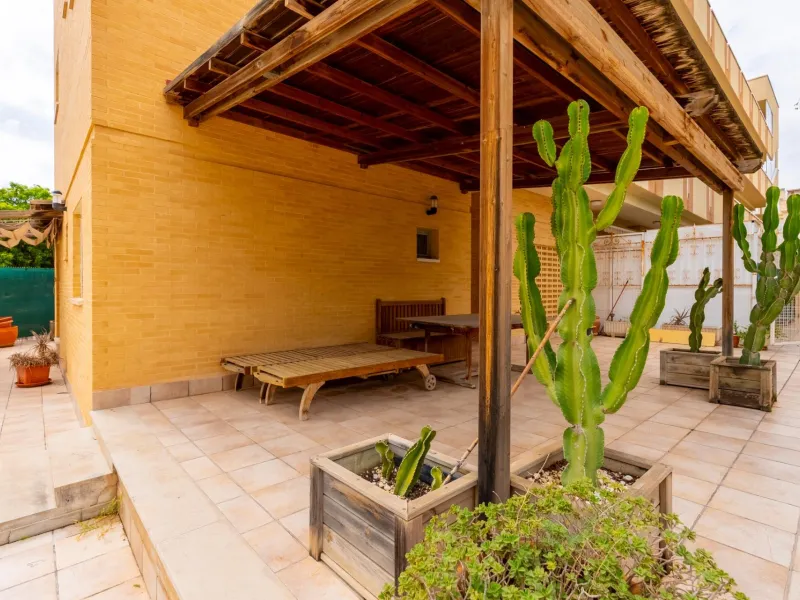EXCELLENT GROUND FLOOR APARTMENT WITH OWN PLOT IN 100 STEPS FROM THE SEA