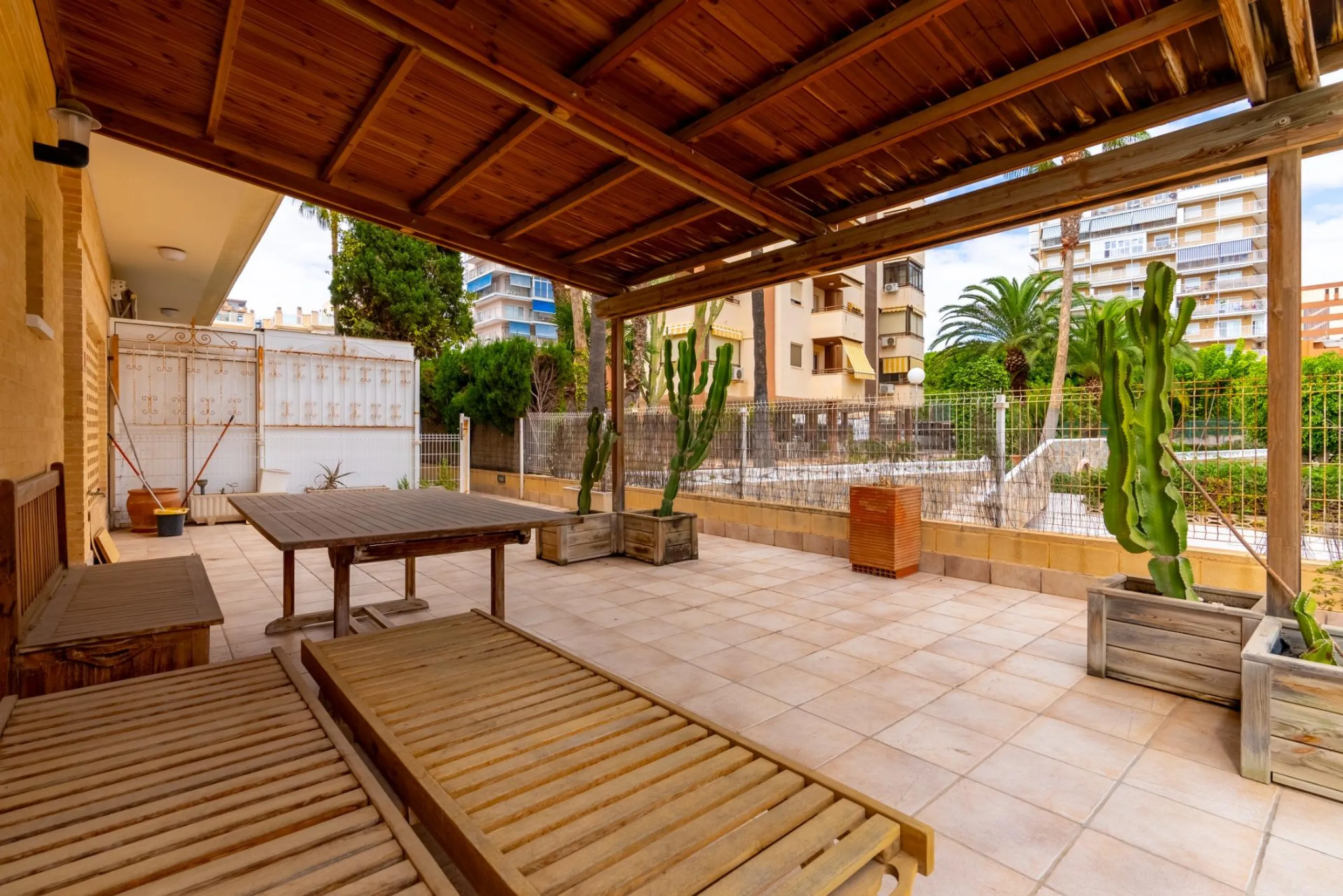 EXCELLENT GROUND FLOOR APARTMENT WITH OWN PLOT IN 100 STEPS FROM THE SEA