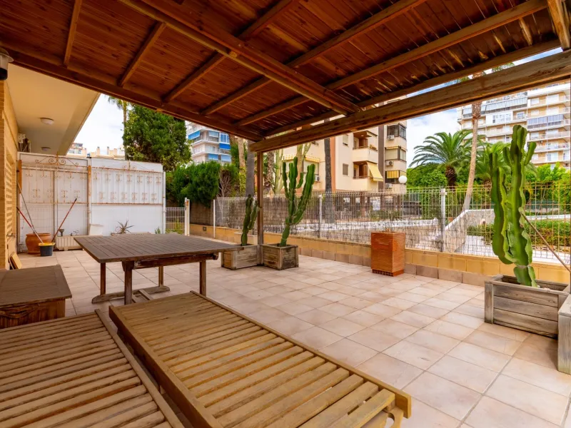 EXCELLENT GROUND FLOOR APARTMENT WITH OWN PLOT IN 100 STEPS FROM THE SEA