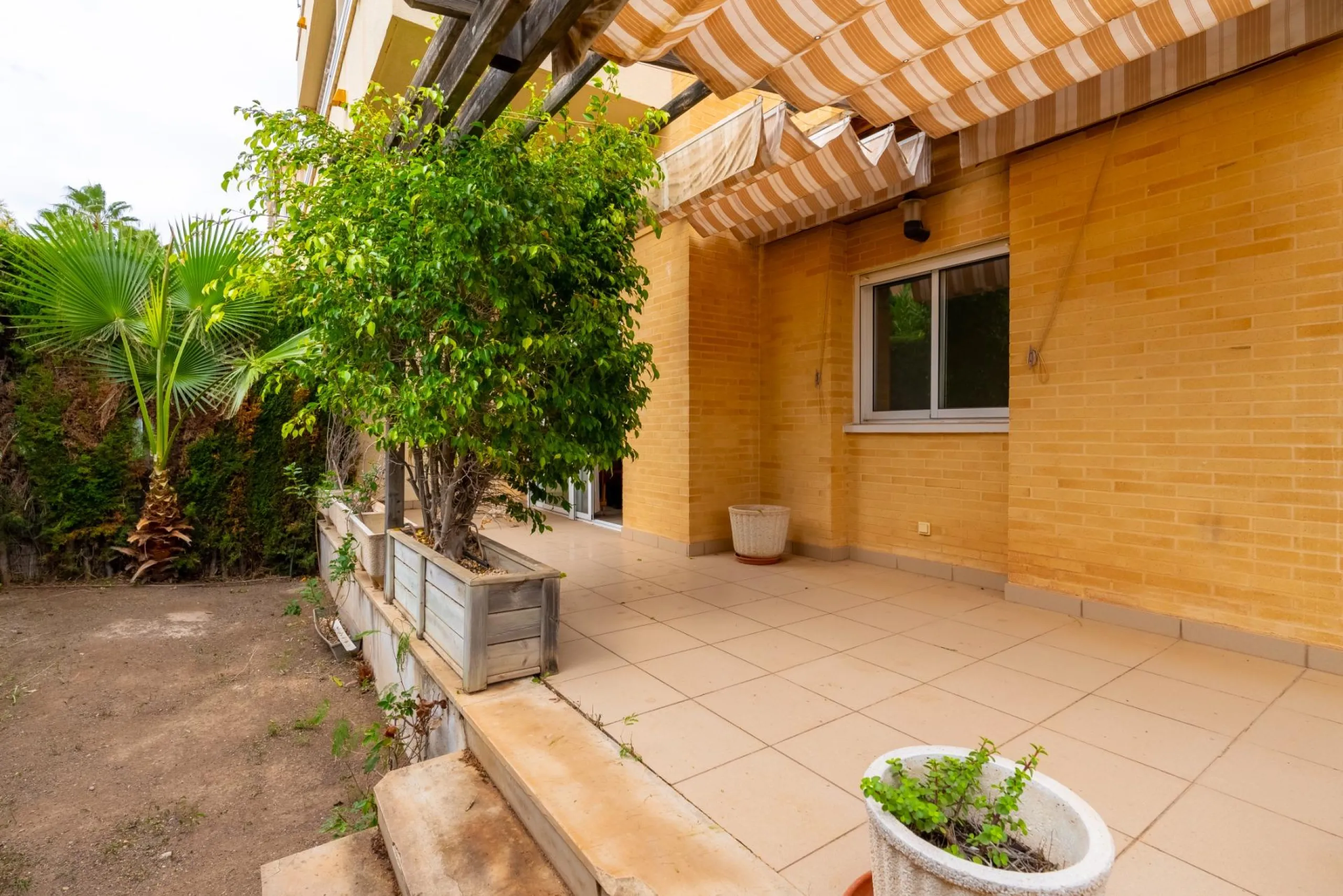 EXCELLENT GROUND FLOOR APARTMENT WITH OWN PLOT IN 100 STEPS FROM THE SEA