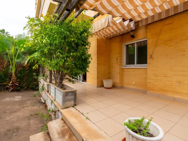 EXCELLENT GROUND FLOOR APARTMENT WITH OWN PLOT IN 100 STEPS FROM THE SEA
