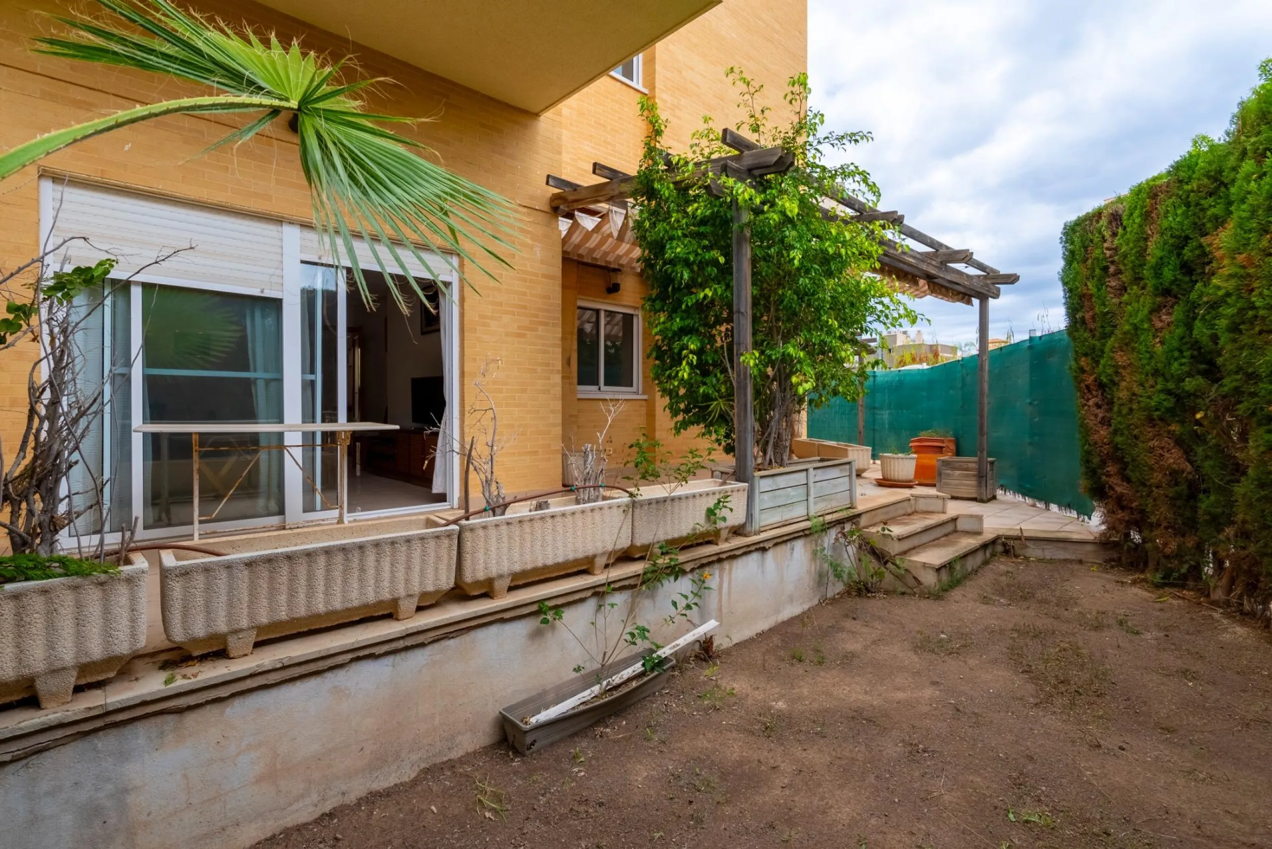 EXCELLENT GROUND FLOOR APARTMENT WITH OWN PLOT IN 100 STEPS FROM THE SEA