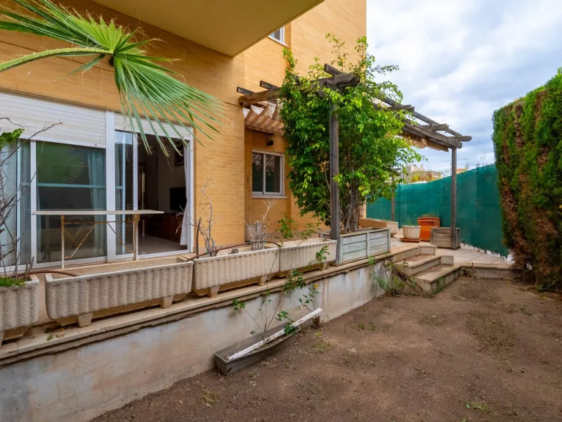 EXCELLENT GROUND FLOOR APARTMENT WITH OWN PLOT IN 100 STEPS FROM THE SEA