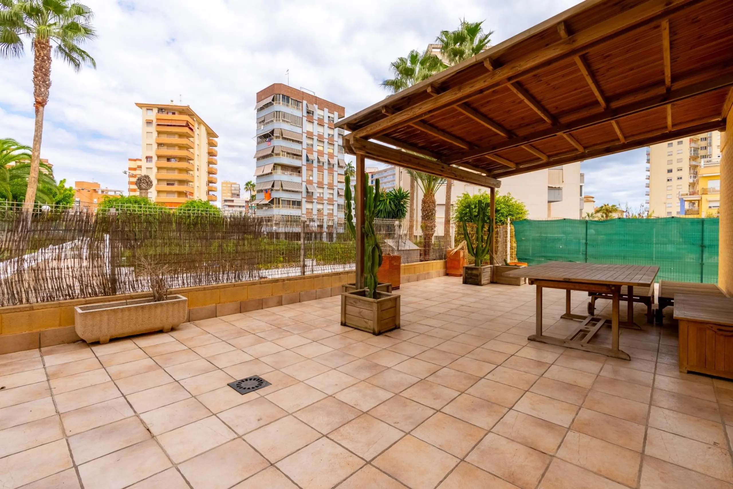EXCELLENT GROUND FLOOR APARTMENT WITH OWN PLOT IN 100 STEPS FROM THE SEA