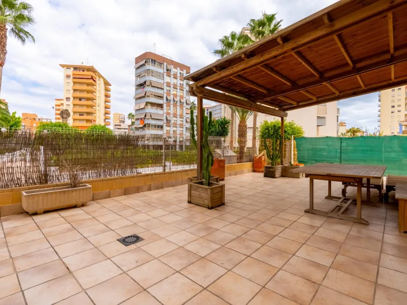 EXCELLENT GROUND FLOOR APARTMENT WITH OWN PLOT IN 100 STEPS FROM THE SEA