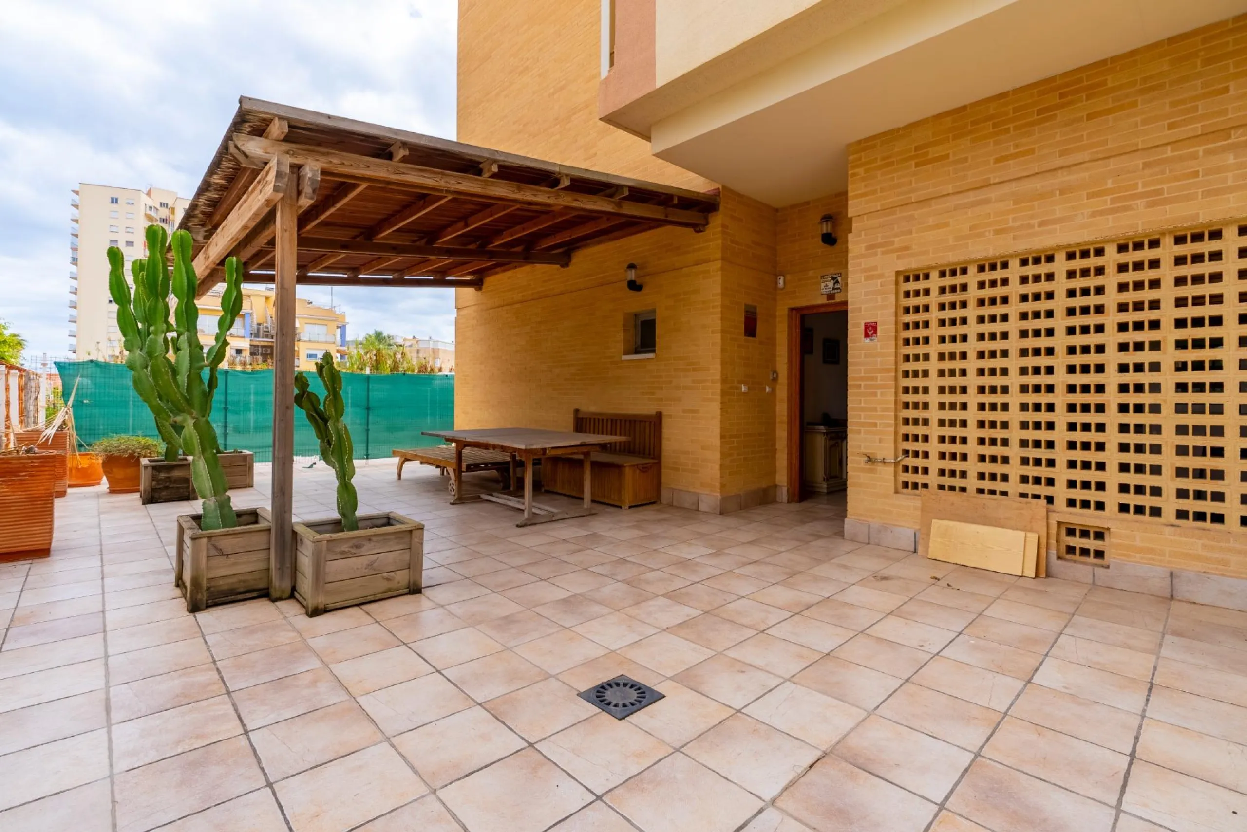 EXCELLENT GROUND FLOOR APARTMENT WITH OWN PLOT IN 100 STEPS FROM THE SEA