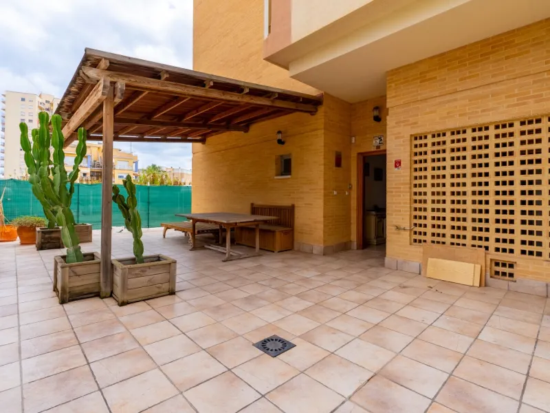 EXCELLENT GROUND FLOOR APARTMENT WITH OWN PLOT IN 100 STEPS FROM THE SEA