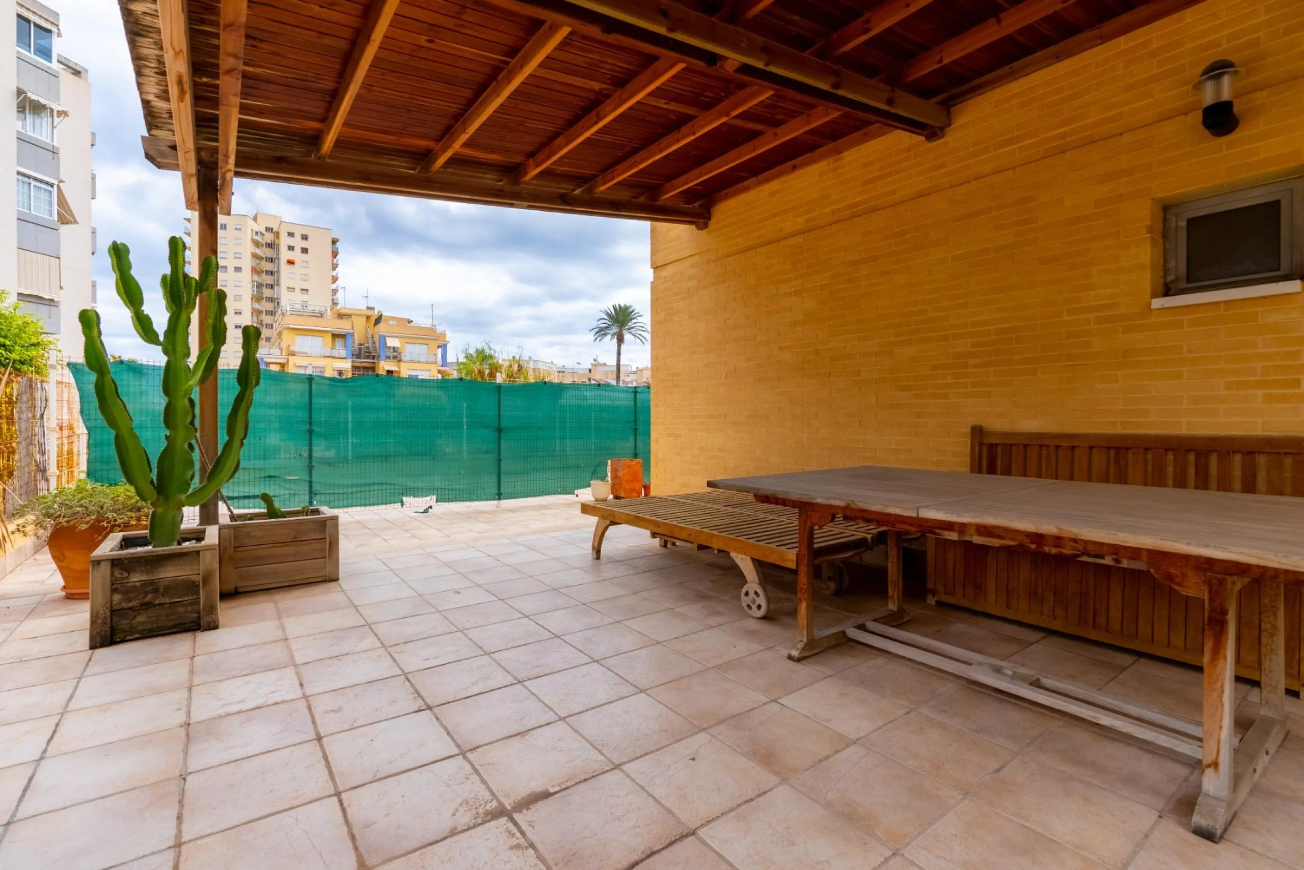 EXCELLENT GROUND FLOOR APARTMENT WITH OWN PLOT IN 100 STEPS FROM THE SEA