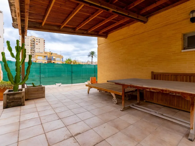 EXCELLENT GROUND FLOOR APARTMENT WITH OWN PLOT IN 100 STEPS FROM THE SEA