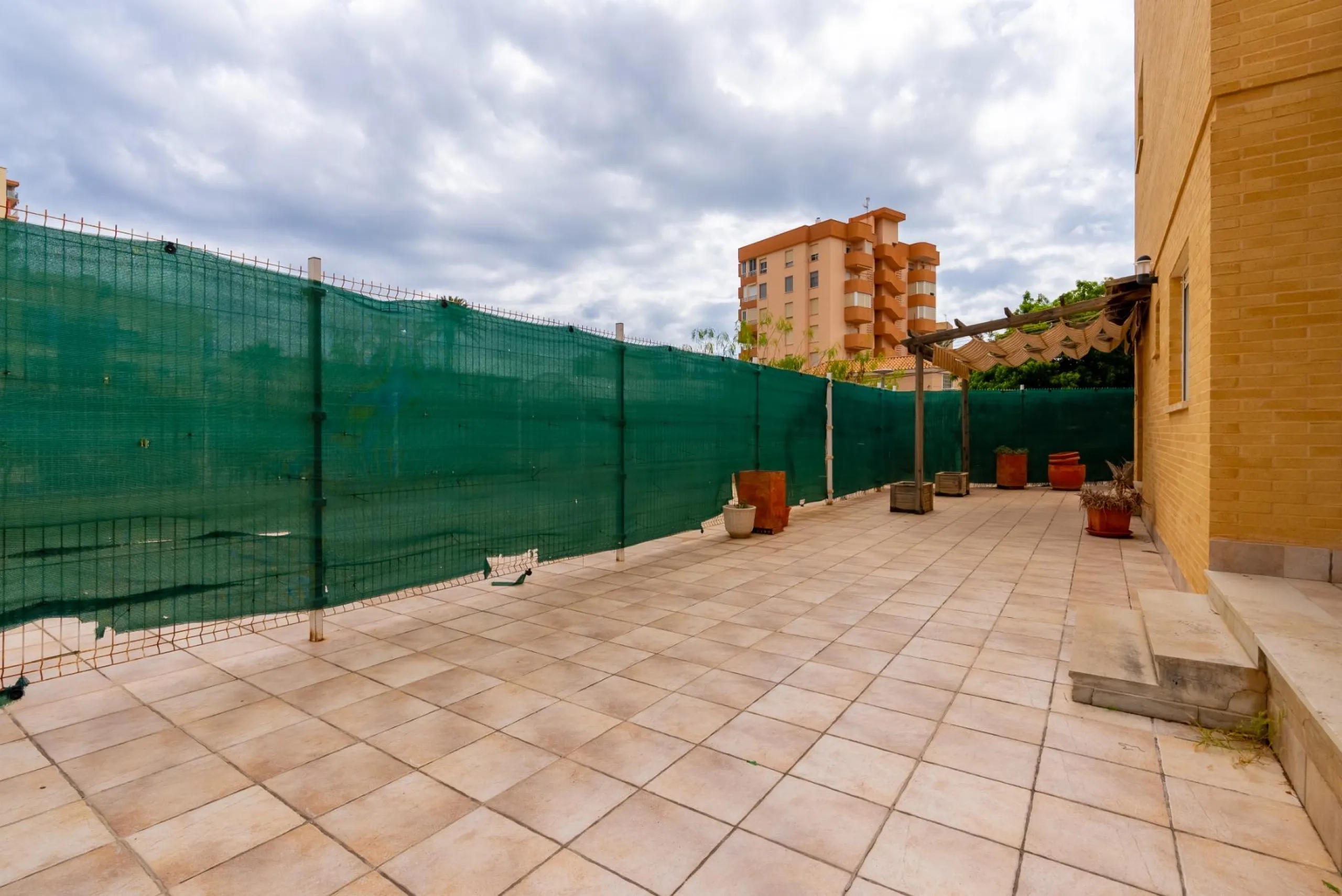 EXCELLENT GROUND FLOOR APARTMENT WITH OWN PLOT IN 100 STEPS FROM THE SEA
