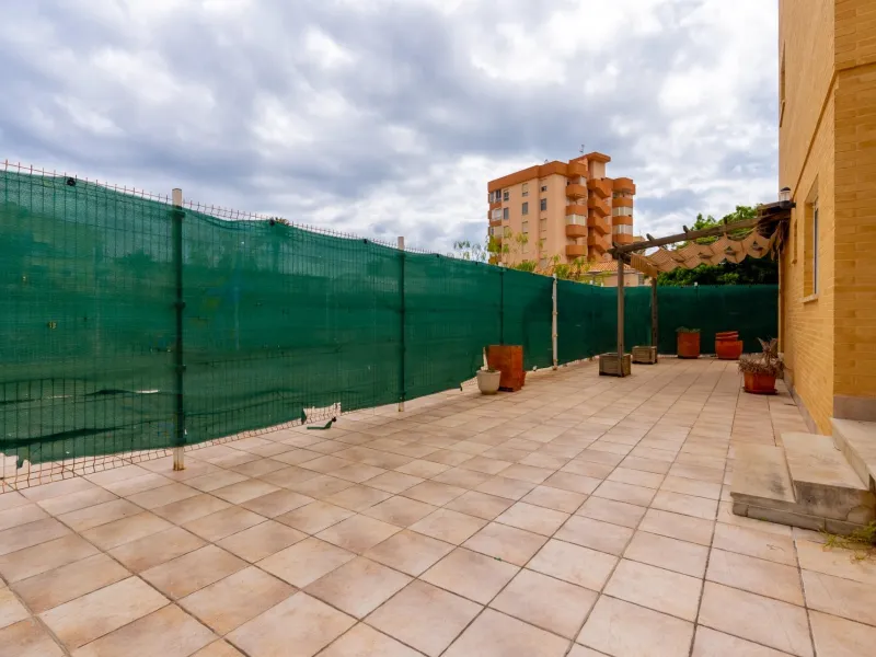 EXCELLENT GROUND FLOOR APARTMENT WITH OWN PLOT IN 100 STEPS FROM THE SEA
