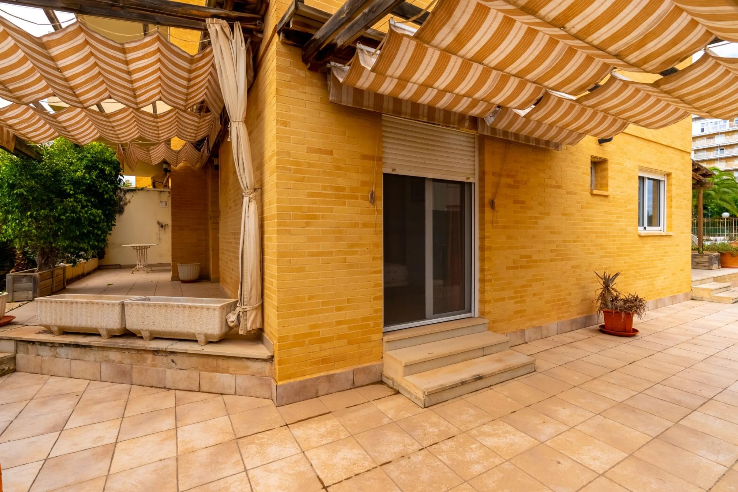 EXCELLENT GROUND FLOOR APARTMENT WITH OWN PLOT IN 100 STEPS FROM THE SEA