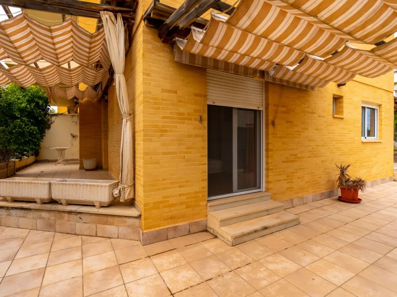 EXCELLENT GROUND FLOOR APARTMENT WITH OWN PLOT IN 100 STEPS FROM THE SEA