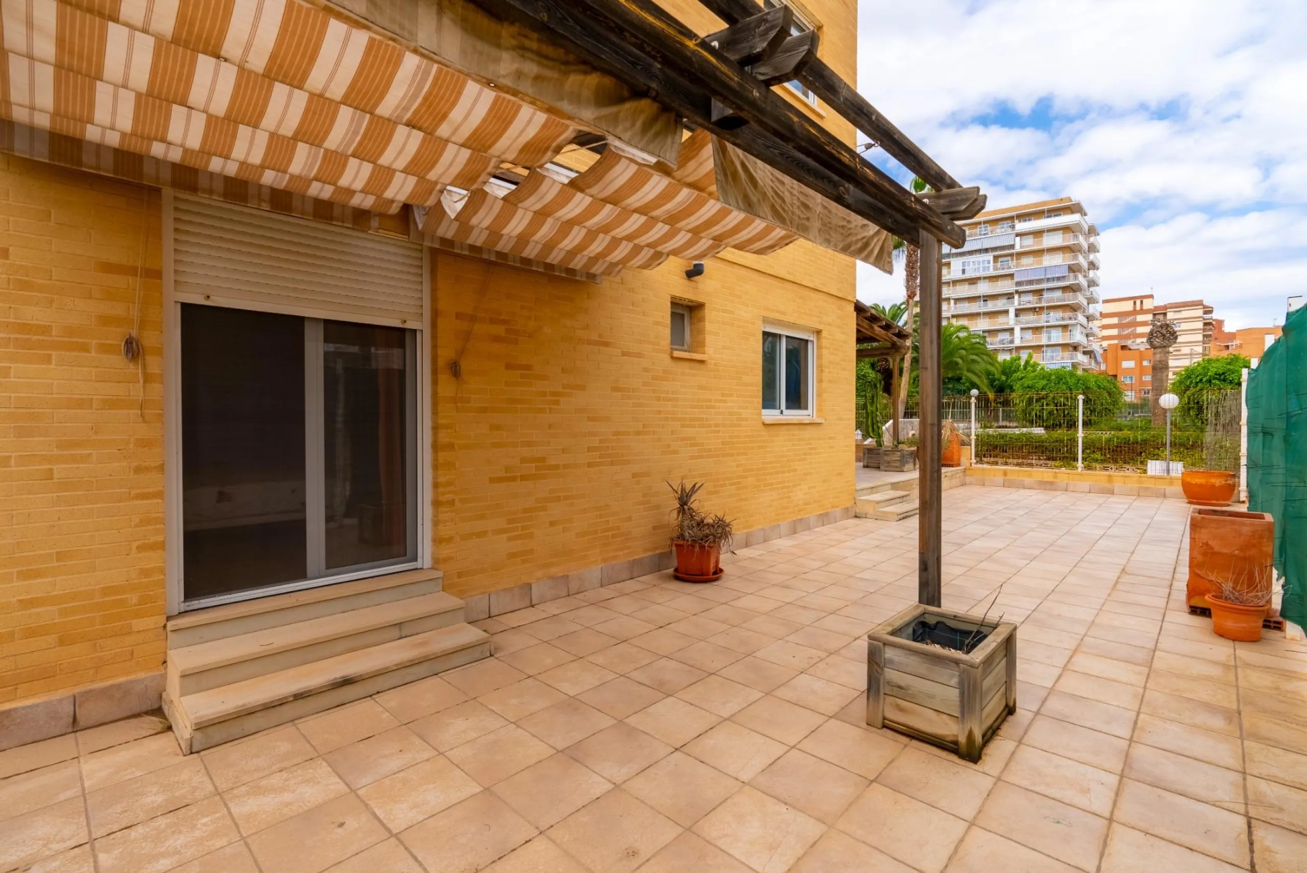 EXCELLENT GROUND FLOOR APARTMENT WITH OWN PLOT IN 100 STEPS FROM THE SEA