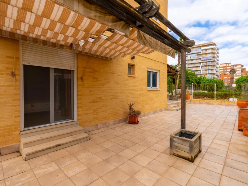EXCELLENT GROUND FLOOR APARTMENT WITH OWN PLOT IN 100 STEPS FROM THE SEA