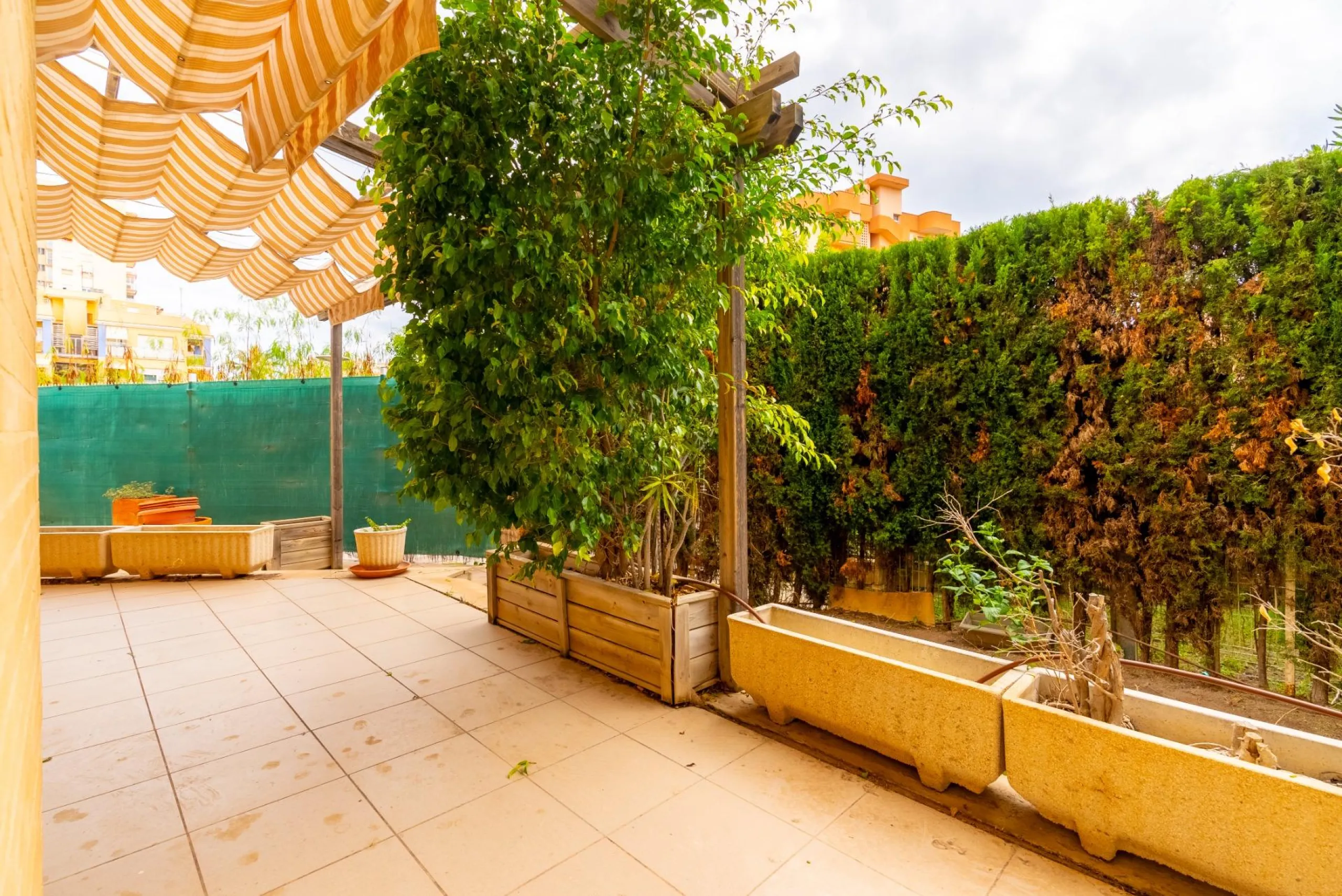 EXCELLENT GROUND FLOOR APARTMENT WITH OWN PLOT IN 100 STEPS FROM THE SEA