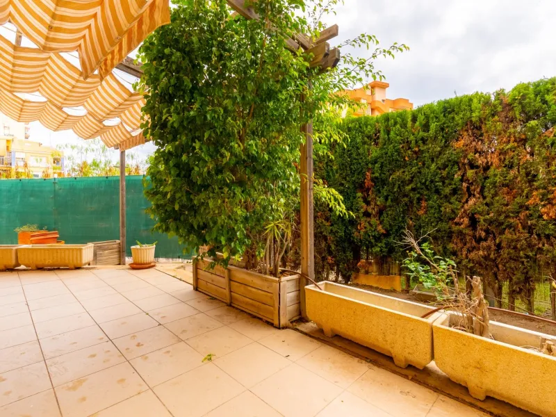EXCELLENT GROUND FLOOR APARTMENT WITH OWN PLOT IN 100 STEPS FROM THE SEA