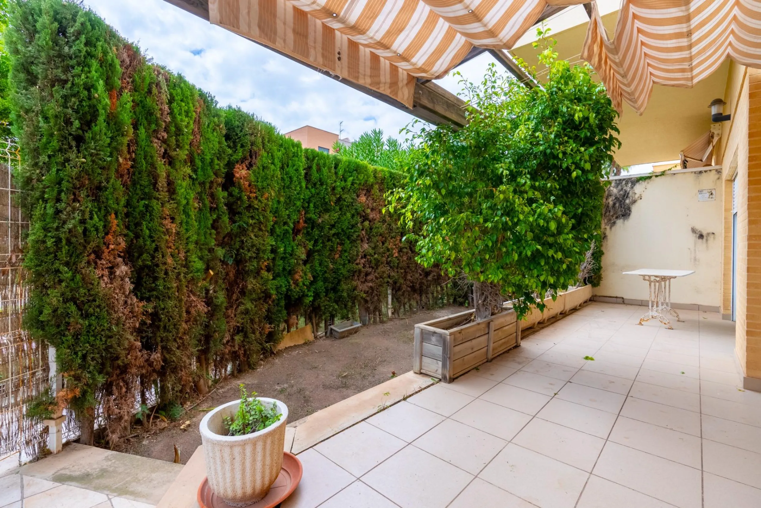 EXCELLENT GROUND FLOOR APARTMENT WITH OWN PLOT IN 100 STEPS FROM THE SEA