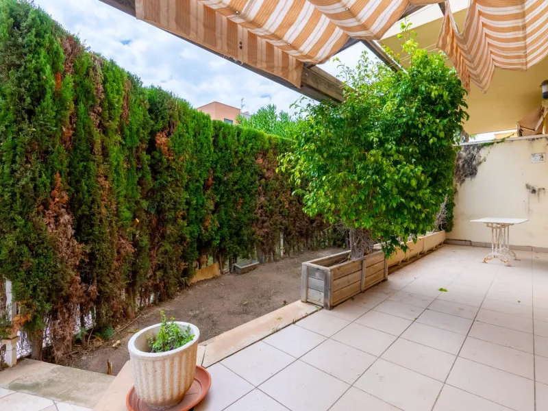 EXCELLENT GROUND FLOOR APARTMENT WITH OWN PLOT IN 100 STEPS FROM THE SEA