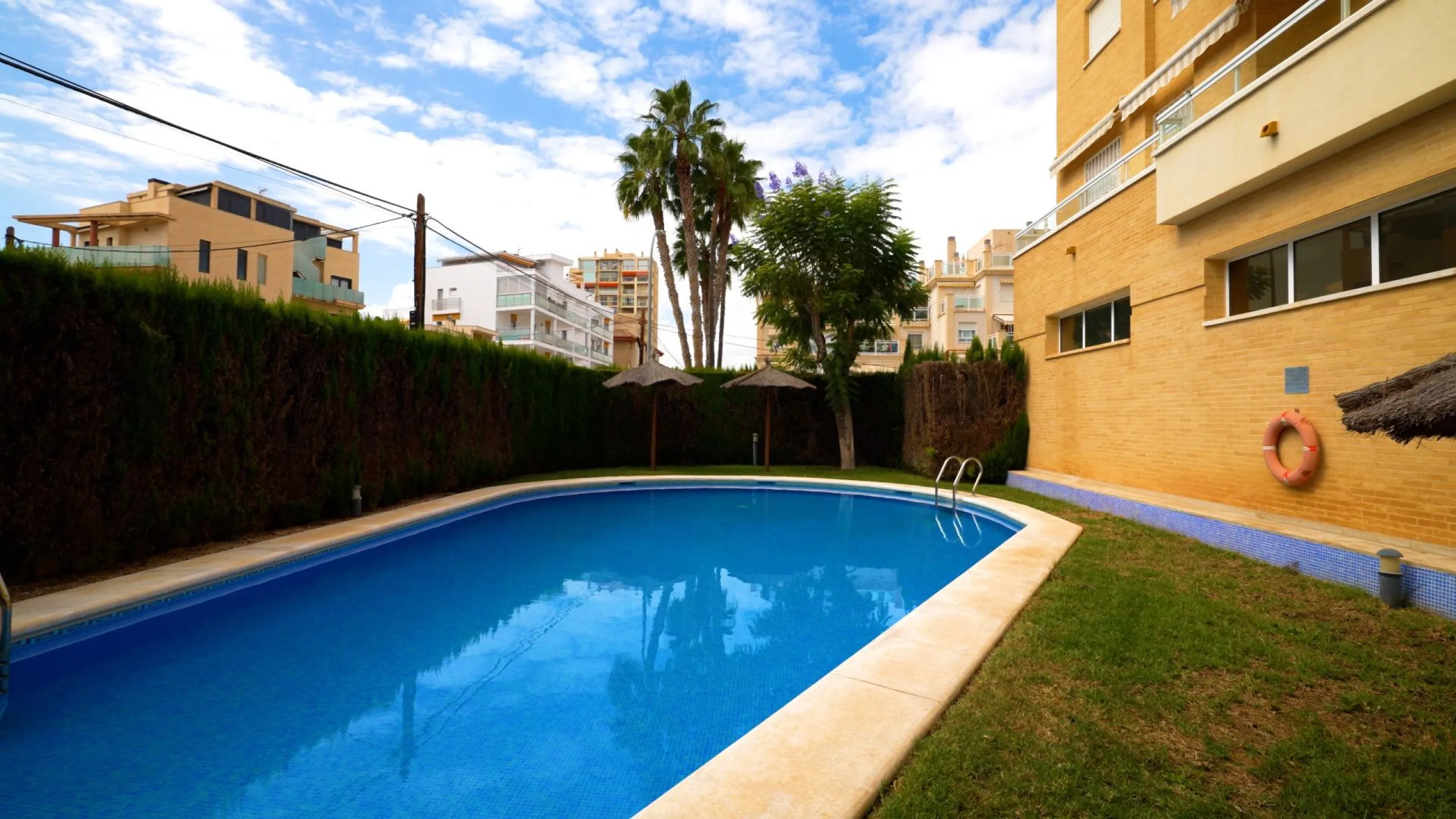EXCELLENT GROUND FLOOR APARTMENT WITH OWN PLOT IN 100 STEPS FROM THE SEA