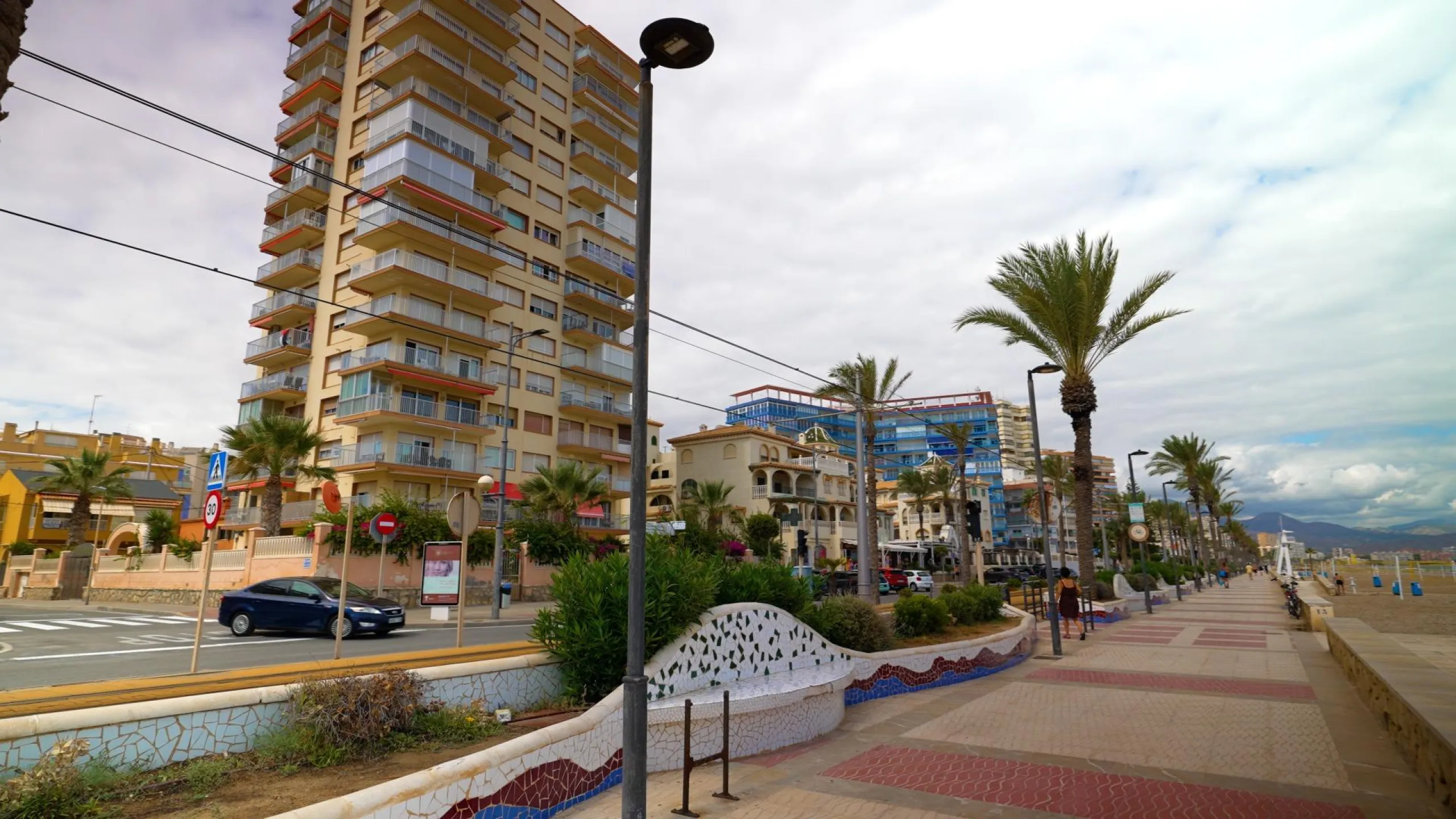 EXCELLENT GROUND FLOOR APARTMENT WITH OWN PLOT IN 100 STEPS FROM THE SEA