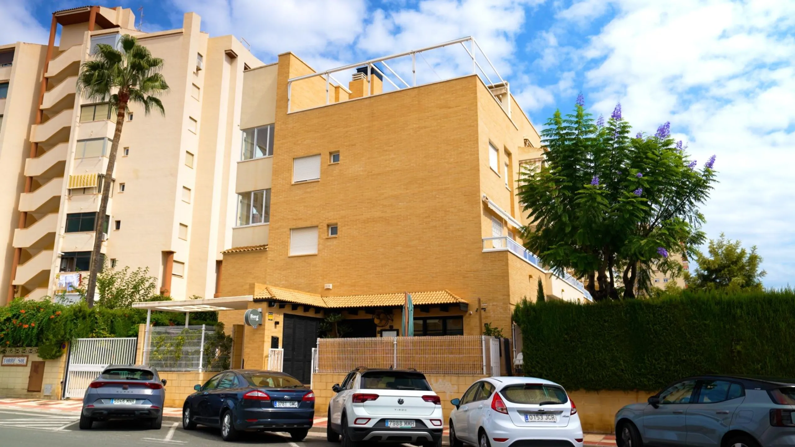 EXCELLENT GROUND FLOOR APARTMENT WITH OWN PLOT IN 100 STEPS FROM THE SEA