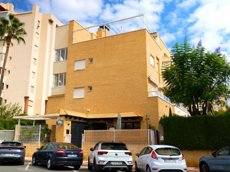 EXCELLENT GROUND FLOOR APARTMENT WITH OWN PLOT IN 100 STEPS FROM THE SEA