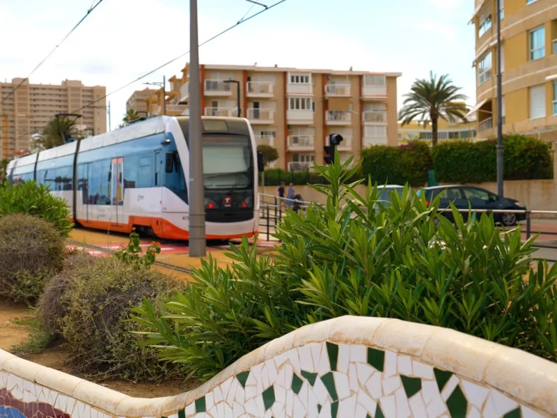 EXCELLENT GROUND FLOOR APARTMENT WITH OWN PLOT IN 100 STEPS FROM THE SEA