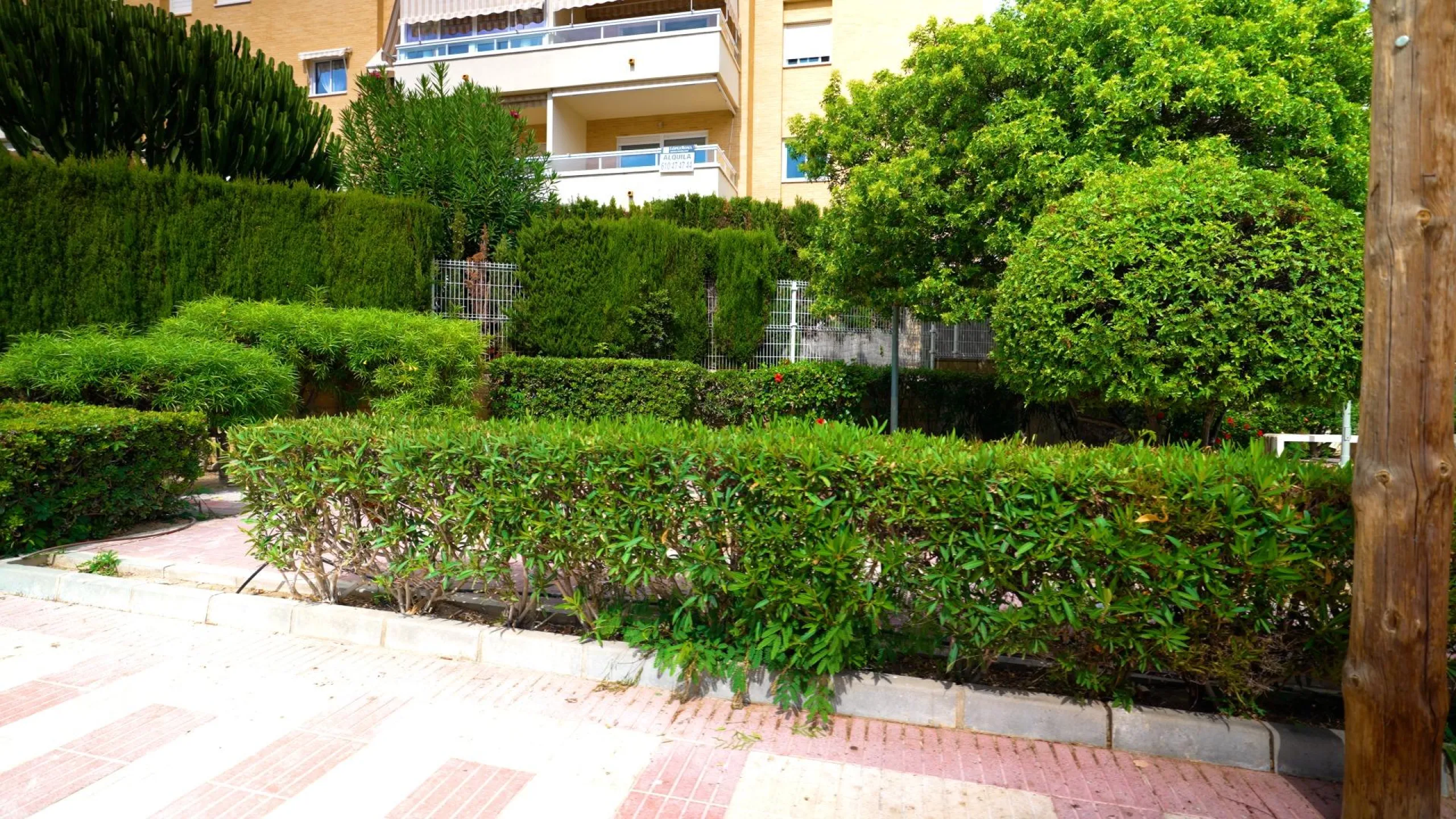 EXCELLENT GROUND FLOOR APARTMENT WITH OWN PLOT IN 100 STEPS FROM THE SEA