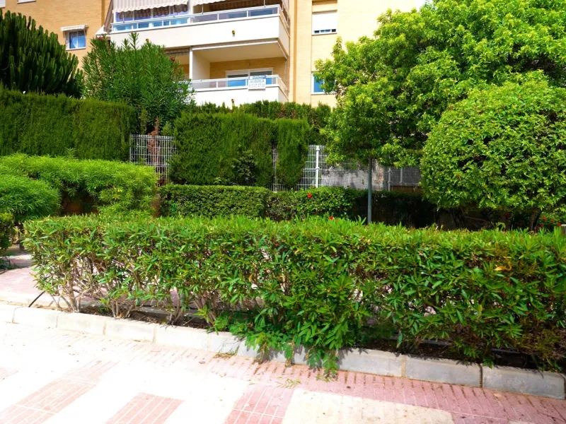 EXCELLENT GROUND FLOOR APARTMENT WITH OWN PLOT IN 100 STEPS FROM THE SEA