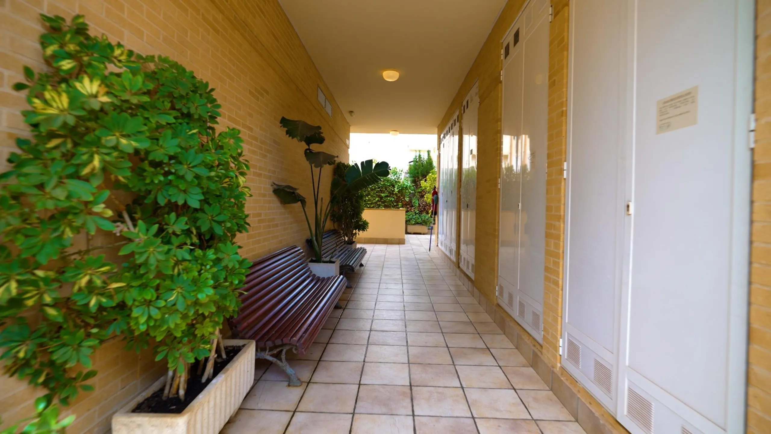 EXCELLENT GROUND FLOOR APARTMENT WITH OWN PLOT IN 100 STEPS FROM THE SEA