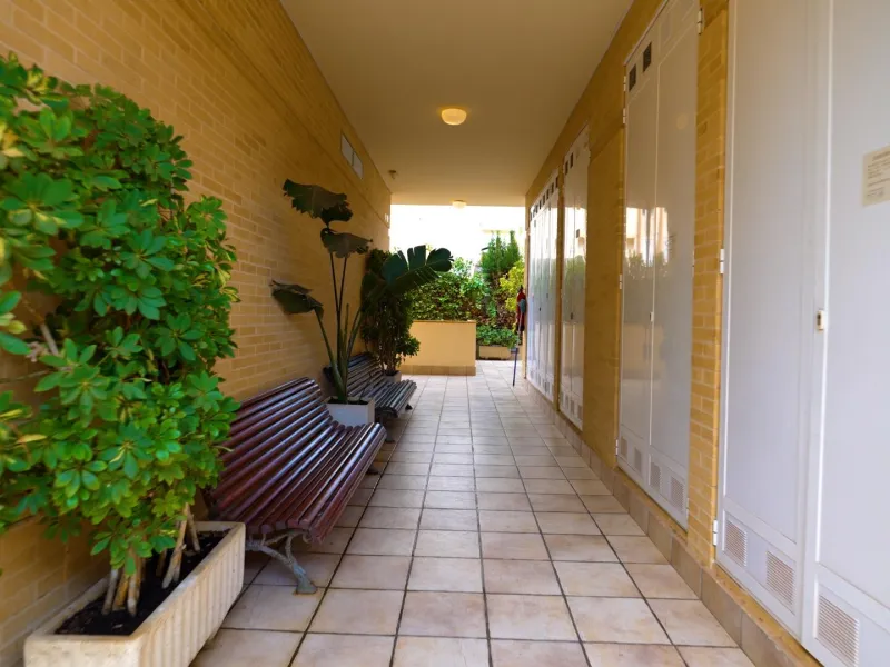 EXCELLENT GROUND FLOOR APARTMENT WITH OWN PLOT IN 100 STEPS FROM THE SEA