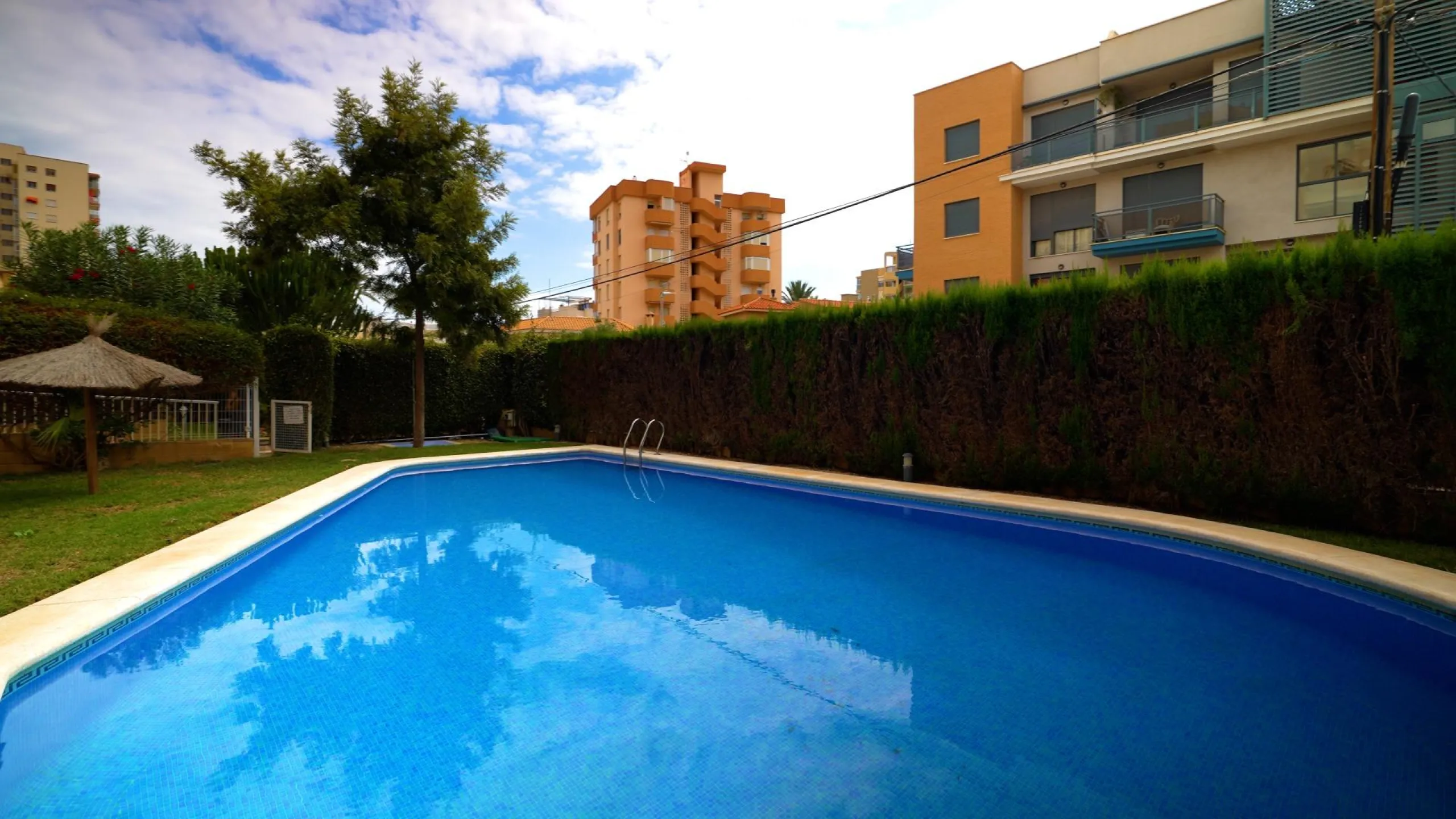 EXCELLENT GROUND FLOOR APARTMENT WITH OWN PLOT IN 100 STEPS FROM THE SEA