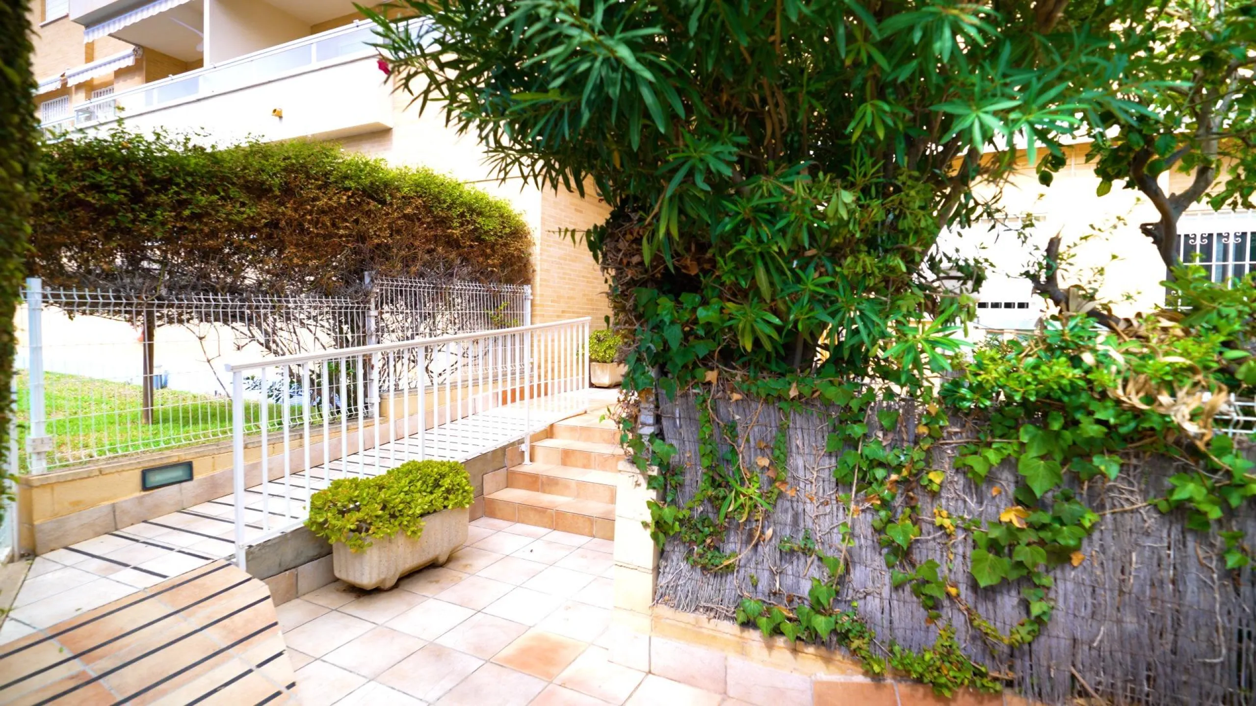 EXCELLENT GROUND FLOOR APARTMENT WITH OWN PLOT IN 100 STEPS FROM THE SEA