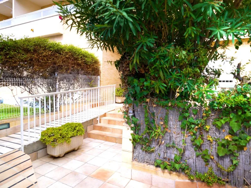 EXCELLENT GROUND FLOOR APARTMENT WITH OWN PLOT IN 100 STEPS FROM THE SEA