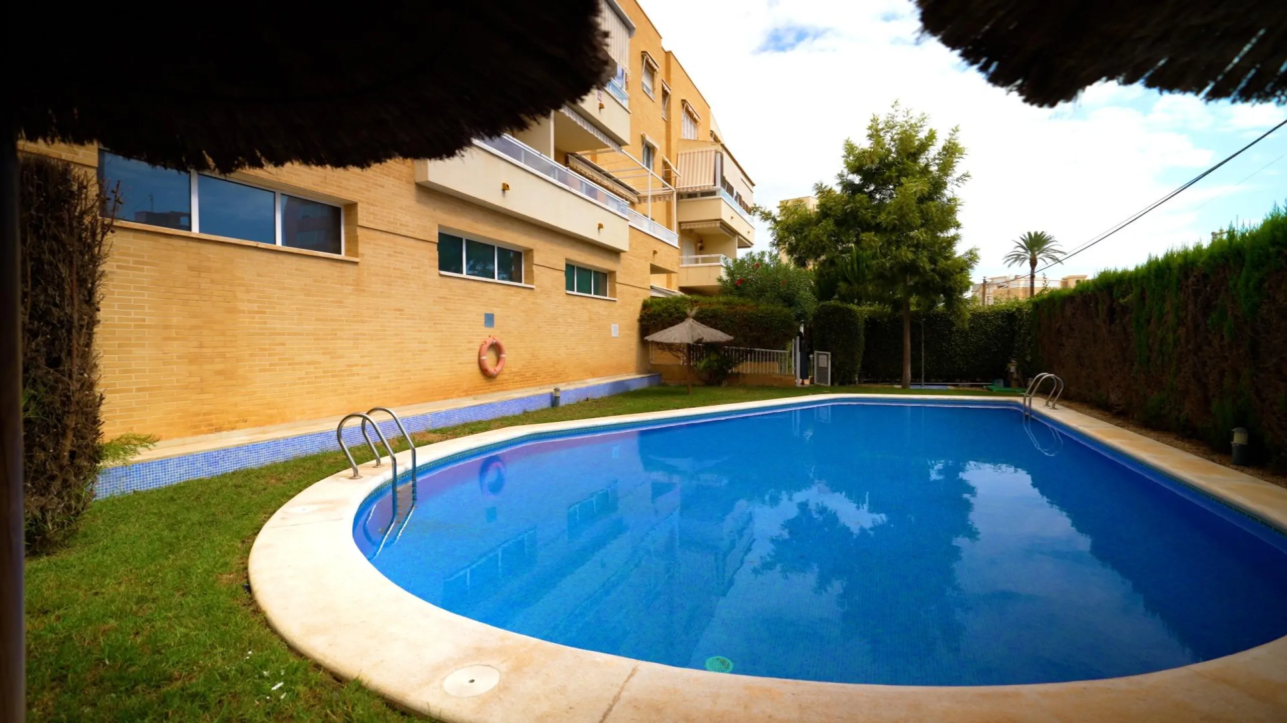 EXCELLENT GROUND FLOOR APARTMENT WITH OWN PLOT IN 100 STEPS FROM THE SEA
