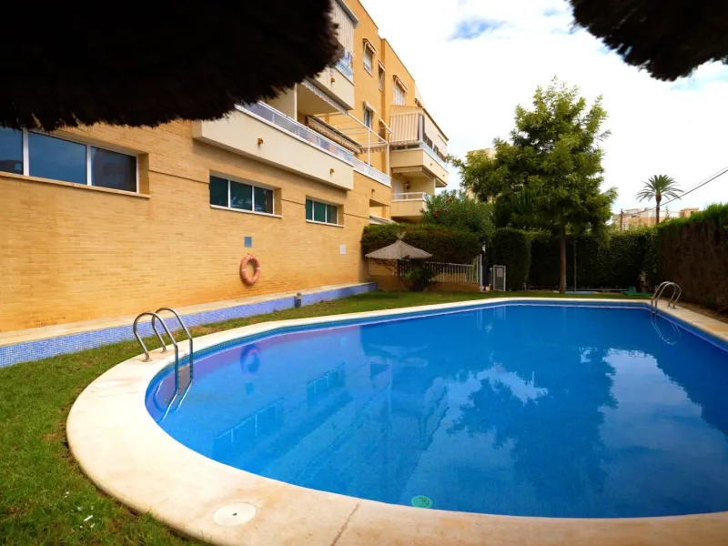 EXCELLENT GROUND FLOOR APARTMENT WITH OWN PLOT IN 100 STEPS FROM THE SEA