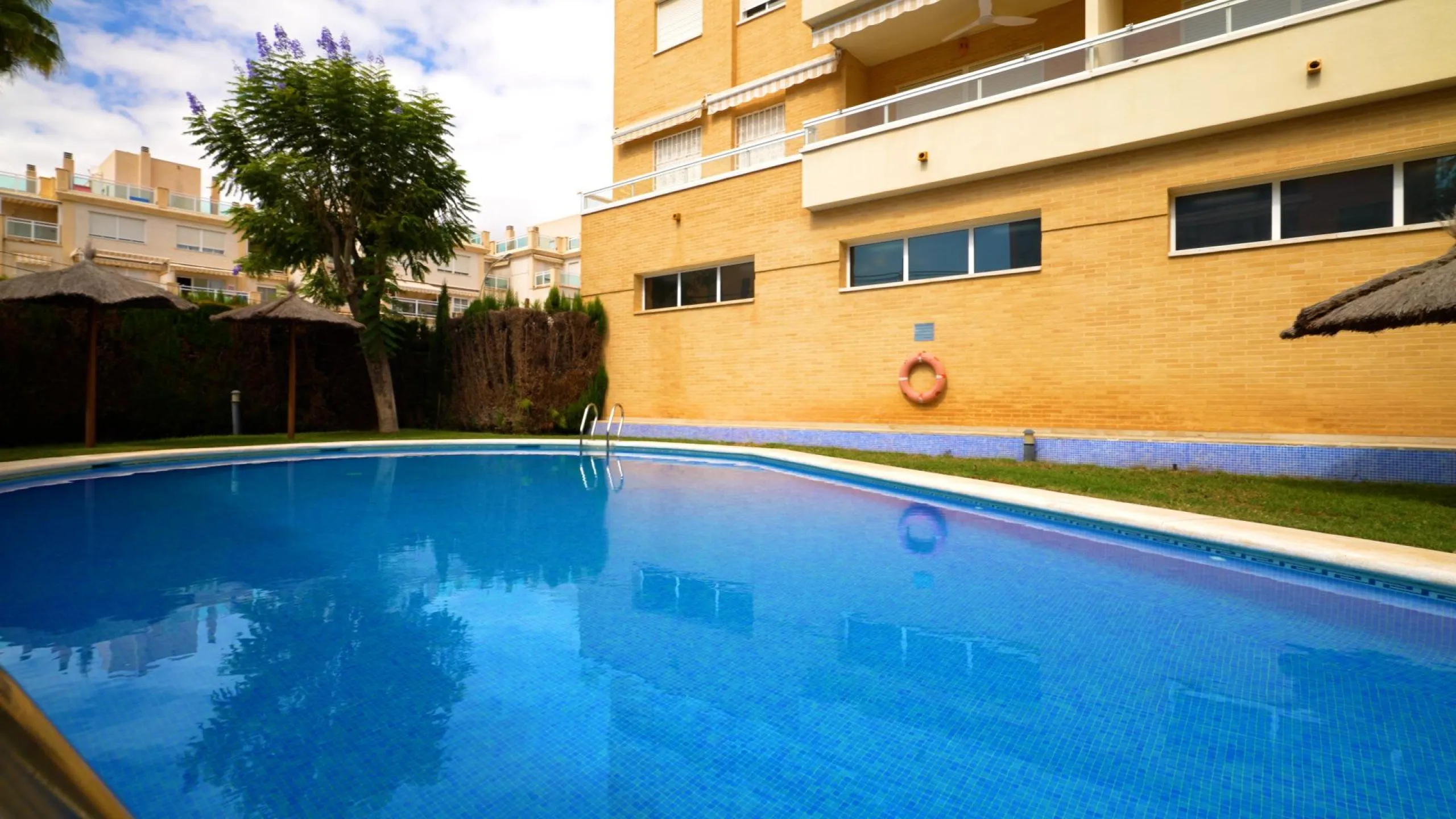 EXCELLENT GROUND FLOOR APARTMENT WITH OWN PLOT IN 100 STEPS FROM THE SEA