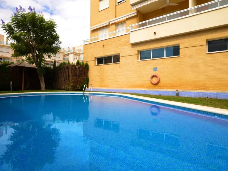 EXCELLENT GROUND FLOOR APARTMENT WITH OWN PLOT IN 100 STEPS FROM THE SEA