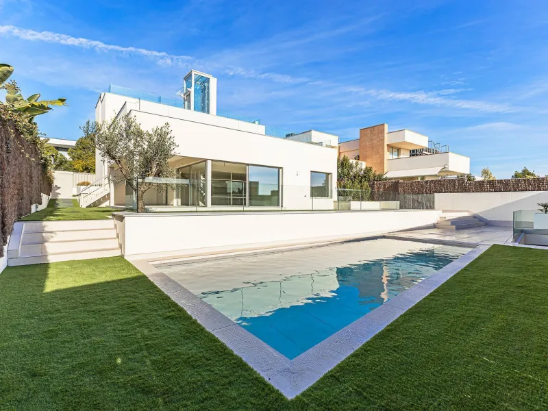 Villa de obra nueva con vistas al mar, amplias terrazas y garaje en Sitges