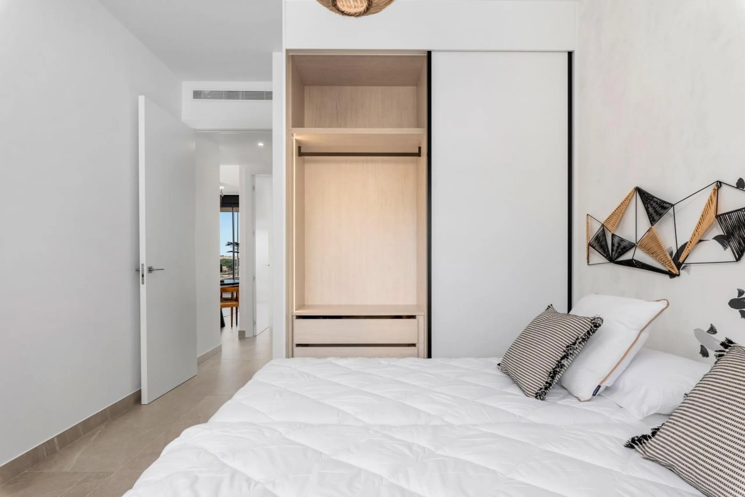 OBRA NUEVA. RESIDENCIAL PRIVADA EN BENIJOFAR. 2 DORM. 2 BAÑOS. TERRAZA 16 M2. PISCINA.