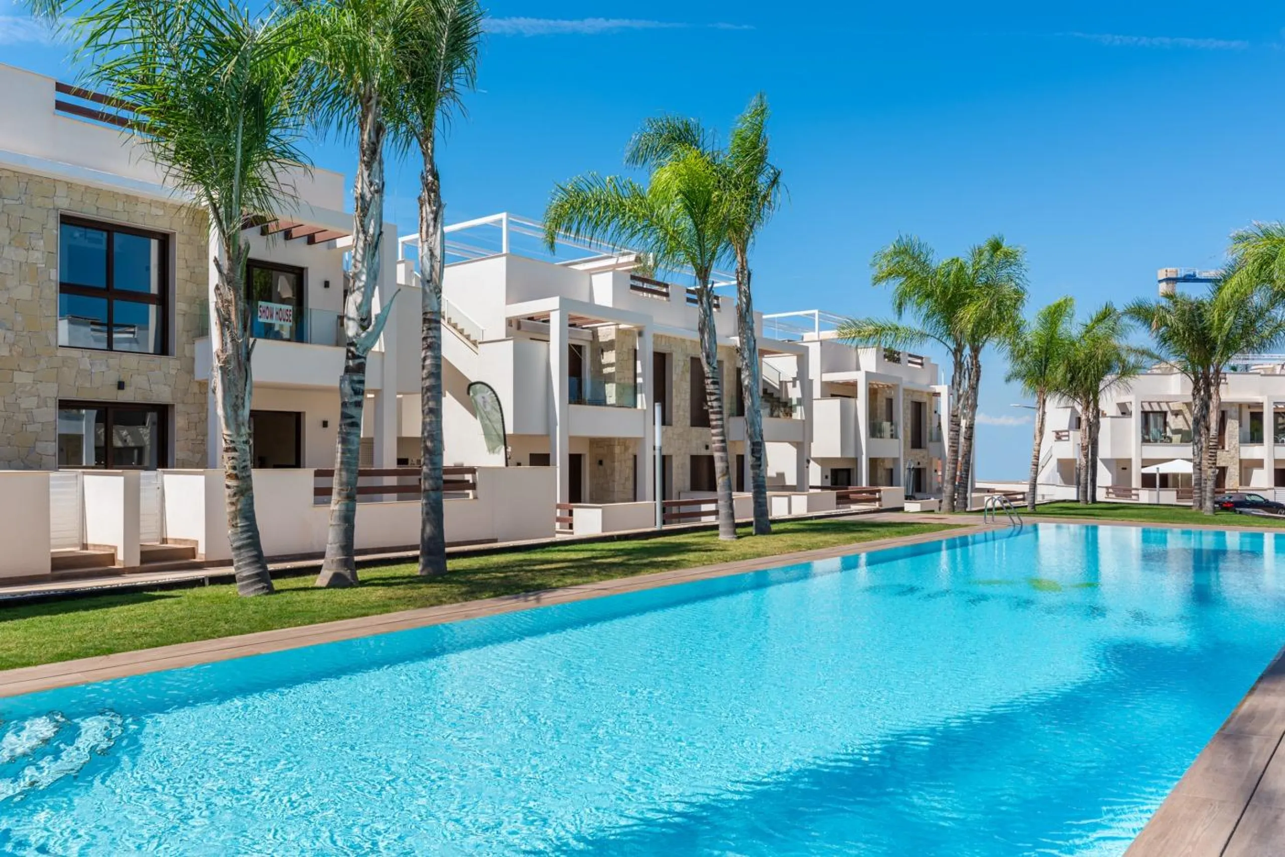 OBRA NUEVA BUNGALOW PLANTA ALTA Y PLANTA BAJA. 2 DORM. 2 BAÑOS. PISCINA COMUNITARIA.