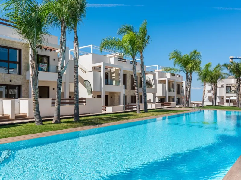 OBRA NUEVA BUNGALOW PLANTA ALTA Y PLANTA BAJA. 2 DORM. 2 BAÑOS. PISCINA COMUNITARIA.