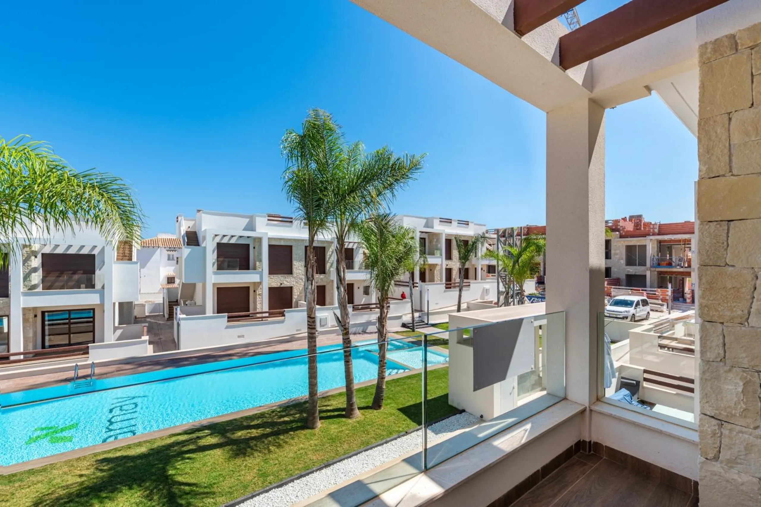 OBRA NUEVA BUNGALOW PLANTA ALTA Y PLANTA BAJA. 2 DORM. 2 BAÑOS. PISCINA COMUNITARIA.